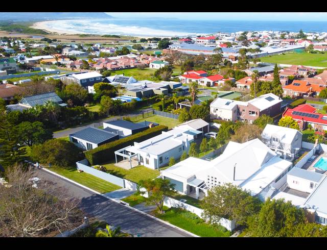 4 BEDROOM FREESTANDING FOR SALE IN KLEINMOND CENTRAL